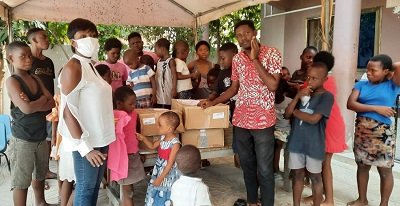 ●●Children at the orphanage, admiring some of the items. Inset: Ms Beth Nierman Shahar, the donor