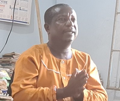 ● Mr. Isaac Arthur making a point during the interview