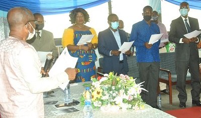 Mr Yaw Boadu-Ayeboafoh swearing in the new board members