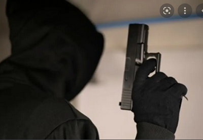 The robber disguise themselves as women