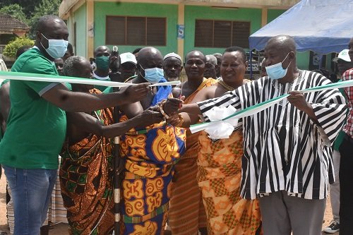 ●(R-L), Nana Kwesi Agyeman, Nana Arele Anyu III (chief of Chavene), Awulae Attibrukusu, and Mr. Perry Acheampong (green top) jointly cutting the tape to commission the water project at Chavene.