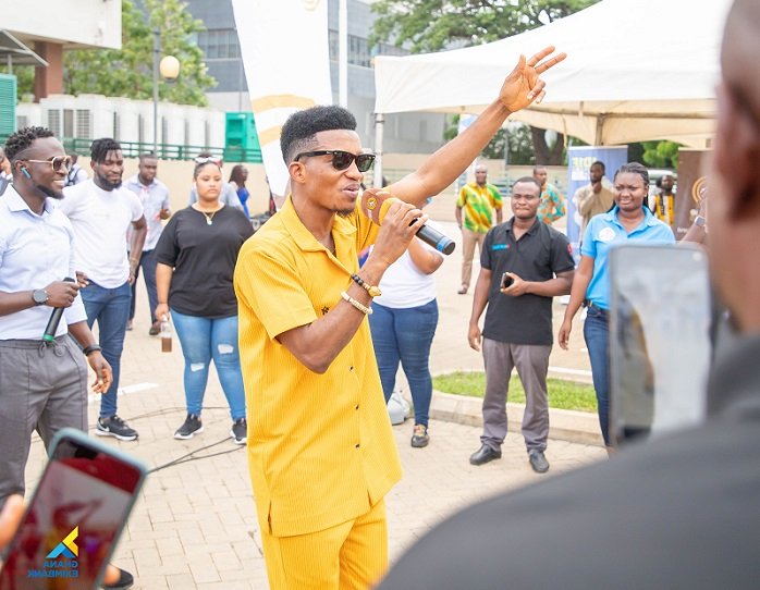 Kofi Kinaata entertaining the audience