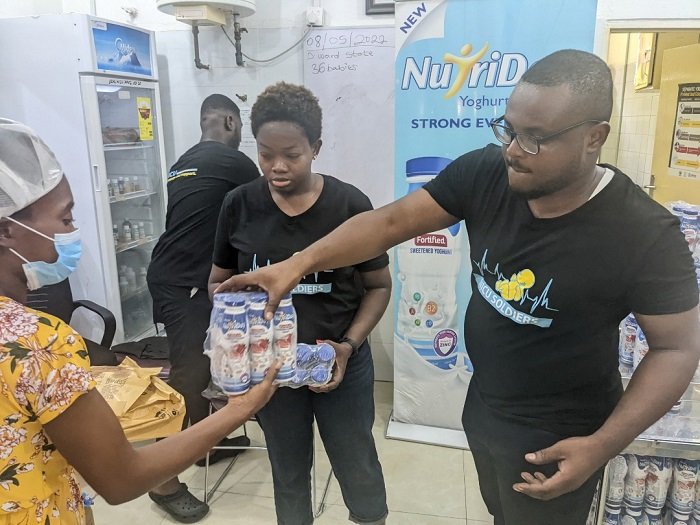 The team from NICU Soldiers sharing gifts to mothers on admission