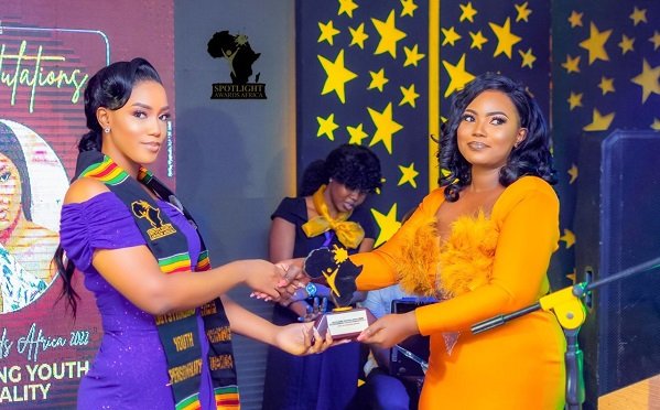 • Afia Agyakoma Bonsu (Left), Outstanding Youth Personality of the Year in a hand Shake with Mimi Owusu-Appiah