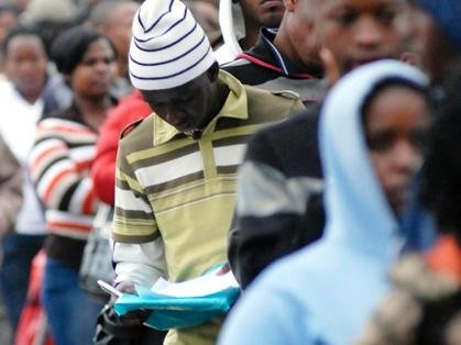 ●●A number of young people go out to look for jobs daily