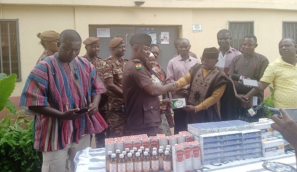 • ASP Kpiriko (left) receiving the items from NCO Bakuri (right) on behalf of the service
