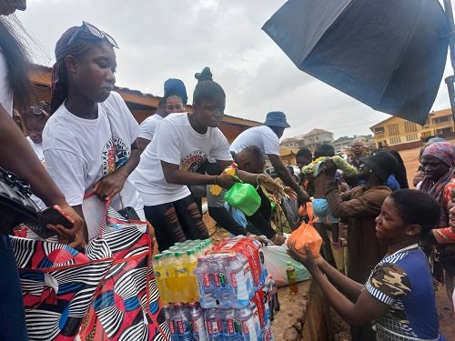 Akua giving out food to some street children