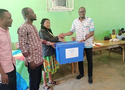 • Some members of Rotary Club presenting the sight box