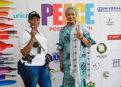 • Lion Diane Novis Zukowski MJF, Chairperson of District 418 Peace Poster Contest and 2nd Lady of Republic of Ghana, Samira Bawumia in a photograph.