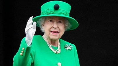 Queen Elizabeth waves goodbue to the world