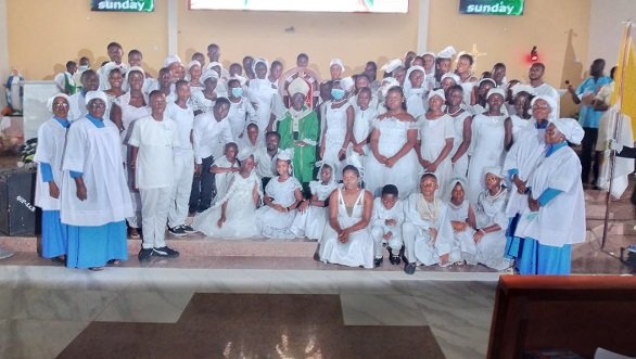 The confirmaandi and the cathechists pose with Archbishop John Bonaventure Kwofie