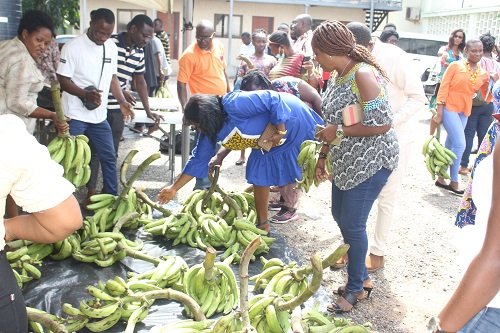 Some workers at the Ministry buying food stuffs