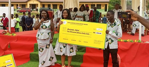 ●●Ms Naomi Danso, mother (left) and Akosua Danso (middle) presenting the scholarship to Benjamin Afful