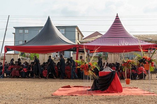 ●●The funeral was postponed due to the error