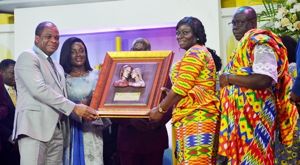 • Rev Prof and Rev Mrs Frimmpong-Manso (right) receiving a plaque from Rev. Dr. and Rev. Mrs Stephen Wengam