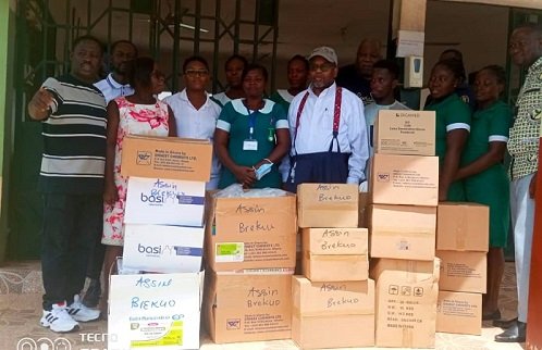 • The donors with some health workers at one of the facilities