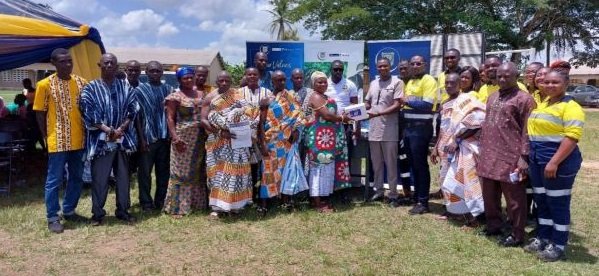 Mr Ofori presenting mosquito repellents to Nana Yaa Damoah