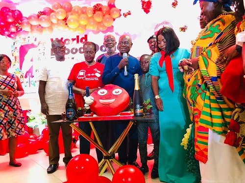 Representative of National Blood Donor Association cutting cake