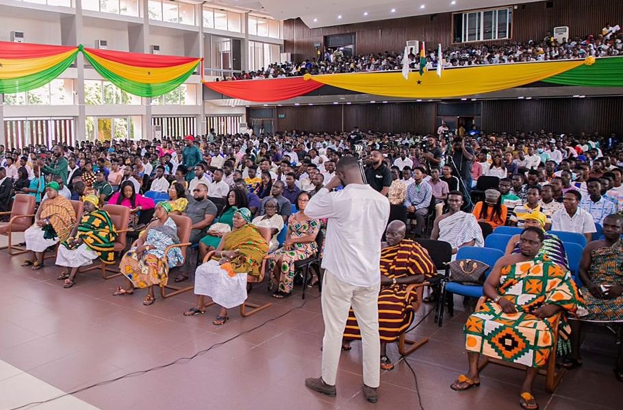 2) The awards ceremony attracted a large audience