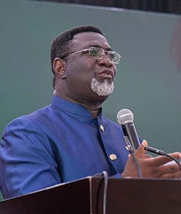 • Ms Obuobia Darko-Opoku receiving her
ward from Baafour Agyei Fosu Twitwikwa