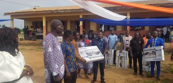 Mr Samuel Asare-Brew presenting an award to a beneficiary