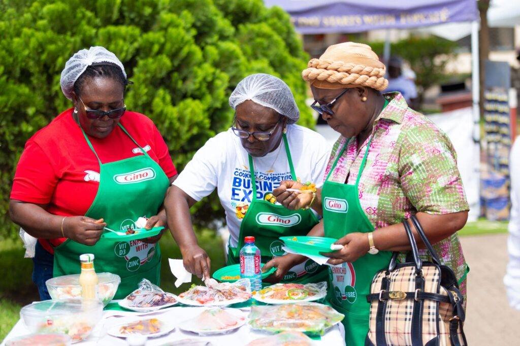 ●●Judges tasting the food