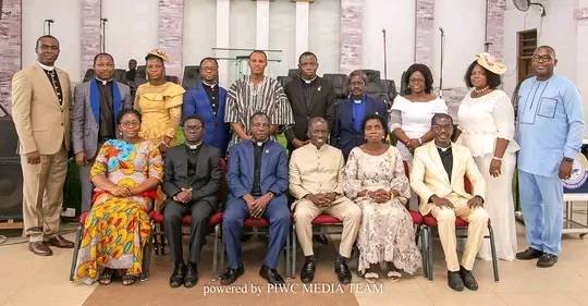 Elder Gyedu Cobbinah (3rd right) with ministers of the church