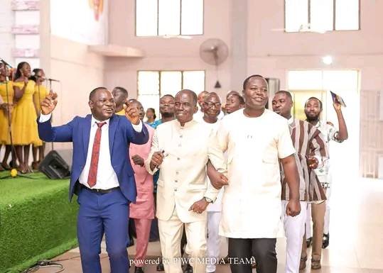 Elder Gyedu Cobbinah (middle) being
urshed in a dance by the Presbyters
