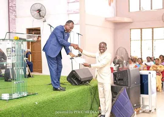 • Aps. Rtd Noble Atsu presenting a certificate
of honour to Elder Gyedu Cobbinah