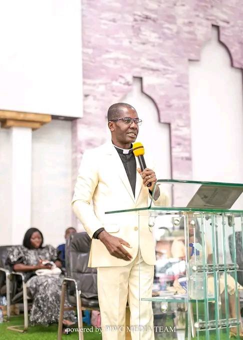 • The Resident
Mnister,
Ps. Nimako
Boateng
ministering
unto the Lord