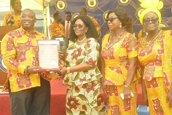 Vice Chancellor Prof Emmanuel Ohene Afoakwa presenting a Citation to Dr.Josephine Larbi-Appau looking on members of the Association Photos Lizzy Okai
