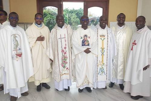 Very Rev Fr Bernard Kyei in the middle