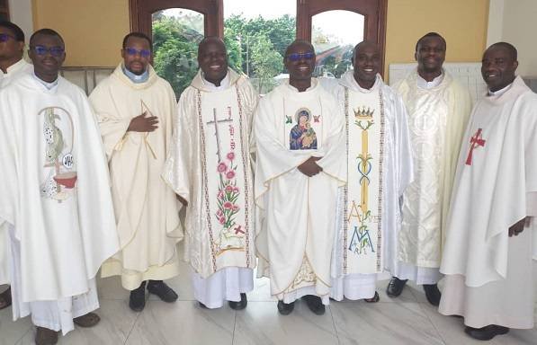 Very Rev Fr Bernard Kyei in the middle