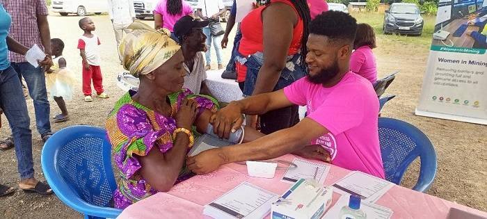 Doctors taking vitals of patients at the Abekoase site