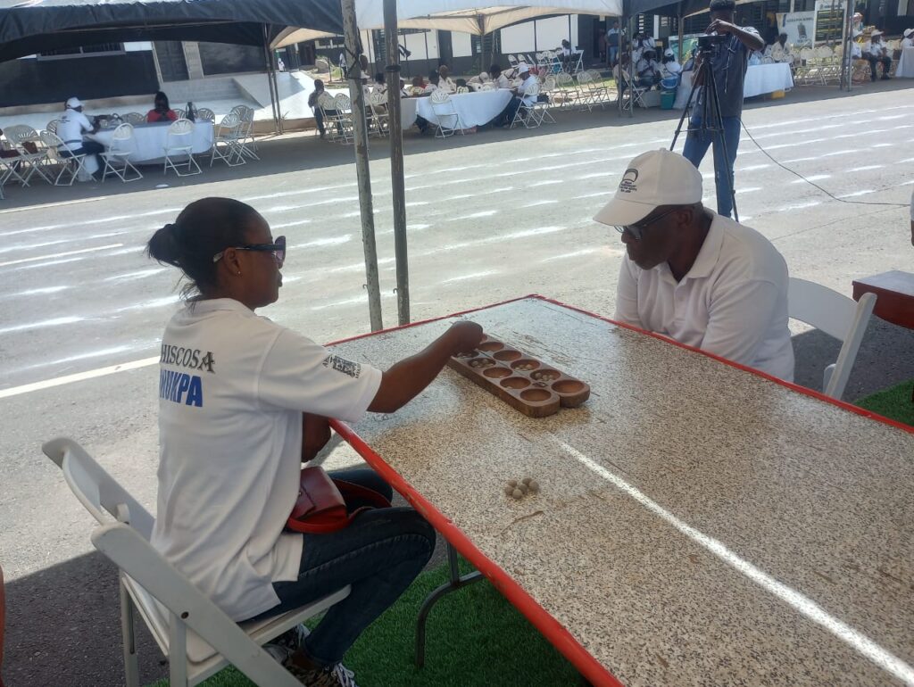 Onukpai playing oware