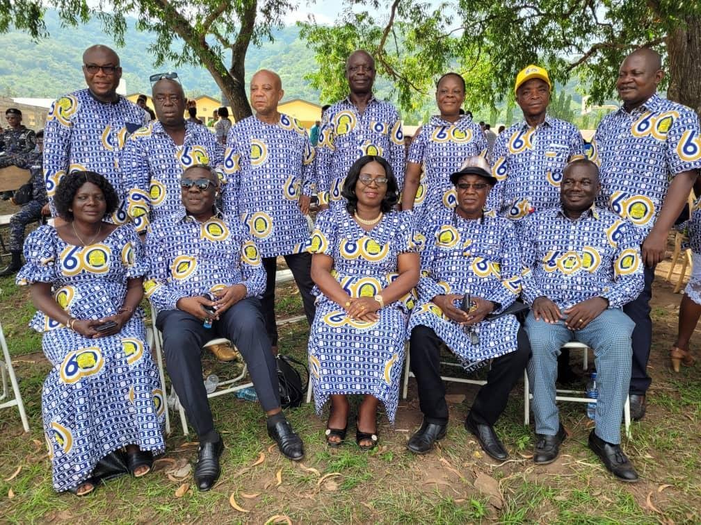 1983 year group in  a group picture