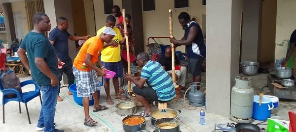 The men preparing fufu