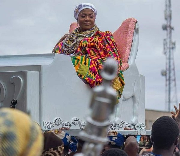 •A queen mother riding in a palanquin