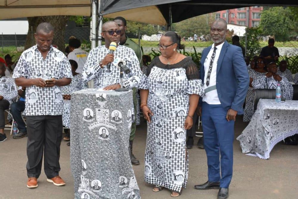 Prof Nunoo flanked by AHISCOSA NEC members