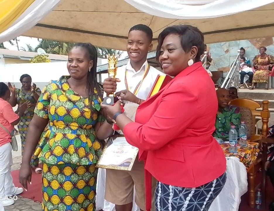 • Dr Mrs Appiah-Pinrah presenting awards to a student.