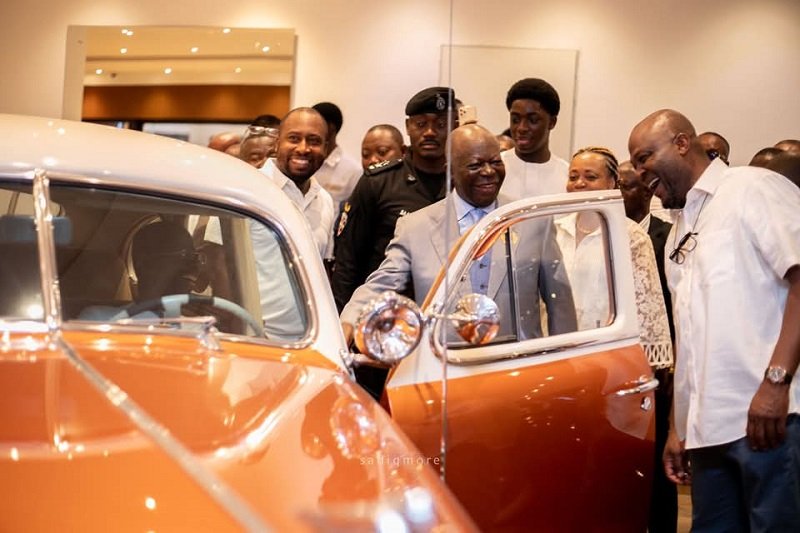 • Asantehene Otumfuo Osei Tutu II and Ibrahim Mahama inspecting one of the cars