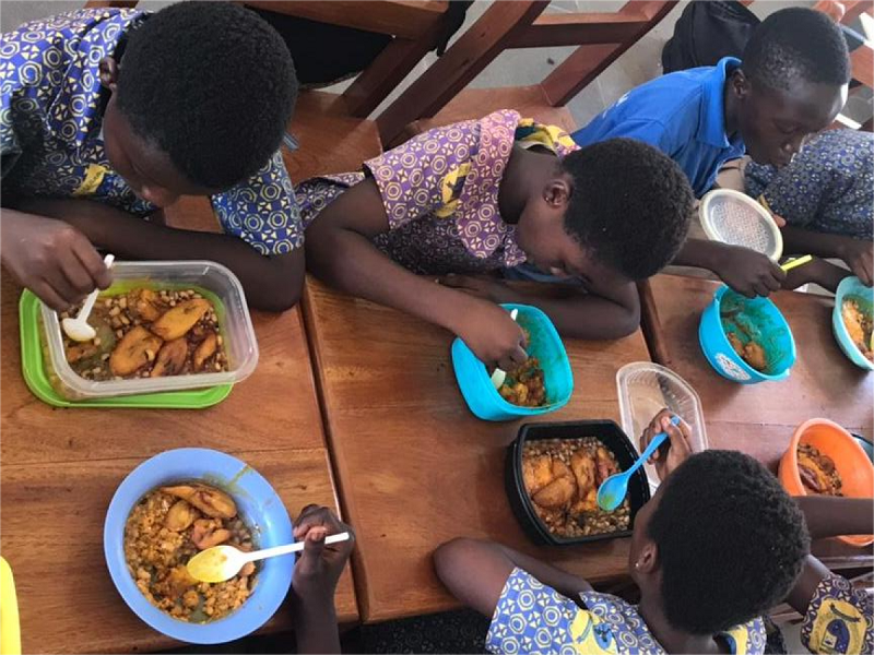 School children eating healthy food