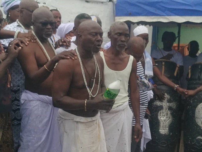 Nii Ashittey Tetteh praying. Behind him is Folly Bebe Kangni