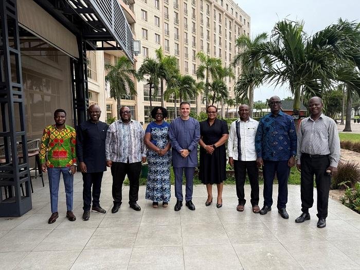 • Dr. Leandro Medina(middle), outgoing IMF Resident Representative in a grouo photograph with some CSO representative