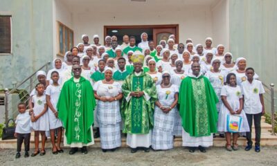 • Bishop Agbenyadzi (in the middle). To his right is Opayin Mabel Dzokoto, to his left is Opayin Catherine Mensah with Very Rev. Fr Benard Kyei (right) and Deiu Donne Davir (left) and the members in a group photograph