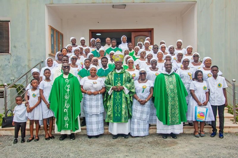 • Bishop Agbenyadzi (in the middle). To his right is Opayin Mabel Dzokoto, to his left is Opayin Catherine Mensah with Very Rev. Fr Benard Kyei (right) and Deiu Donne Davir (left) and the members in a group photograph