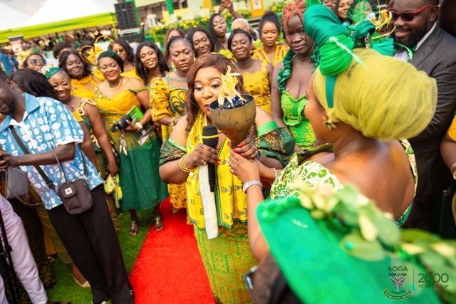 AOGA 2000 Year Group President Madam Akua Boahemah Owusu-Sekyere hands over the torch of hosting the next Speech and Prize Giving Day