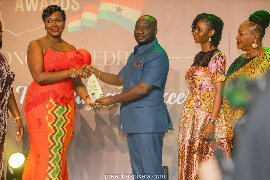 CEO of Veronique Heights receiving her award