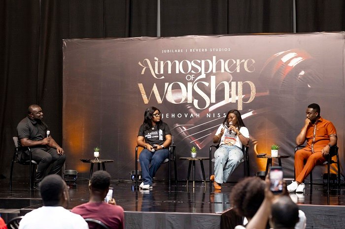 Leader of Jubilaire team adressing the gathering