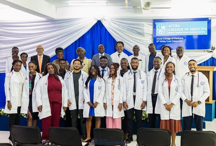 • The students with some officials of the school in a group photograph